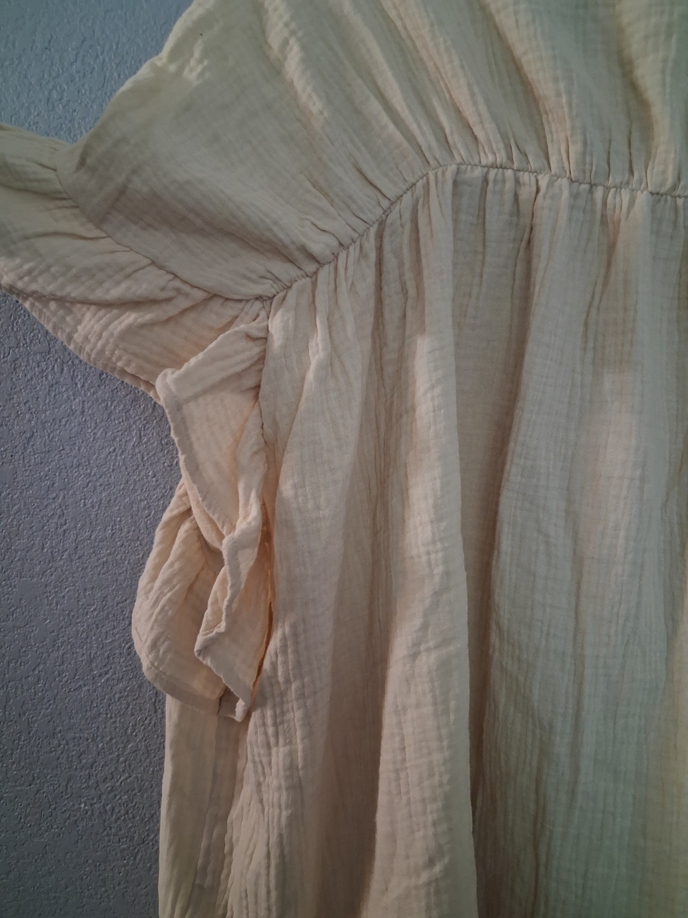 BiBi Cream Textured Button-Down Blouse with Ruffle Detail - Like new - No tags - Picture 6 of 6